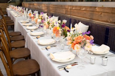 Çiçekli ve mumlu düğün masası. 