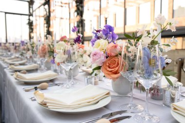 Şenlikli bir parti için güzel bir masa. 