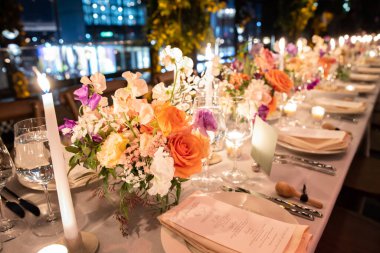 Restoranda düğün masası. güzel çiçekler. 