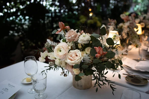 レストランのテーブルの上の美しい花 — ストック写真
