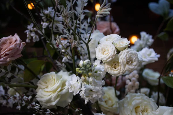 Beyaz Güllerle Süsleme — Stok fotoğraf