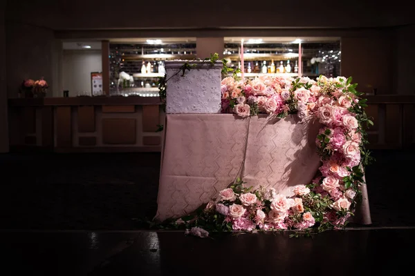 Farklı çiçeklerden güzel bir düğün buketi 