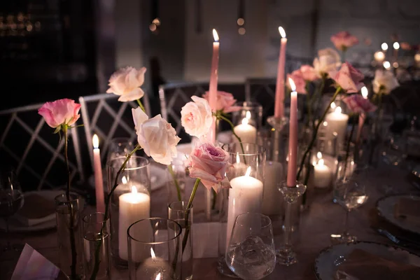Düğün Süslemeleri Mumlar Çiçekler Gece Bir Masanın Üzerinde Düğün Kavramı — Stok fotoğraf
