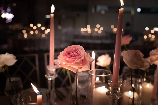 Güzel Çiçekli Düğün Masası — Stok fotoğraf