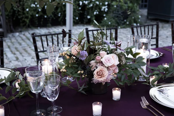 Çiçekli ve mumlu bir masa. 