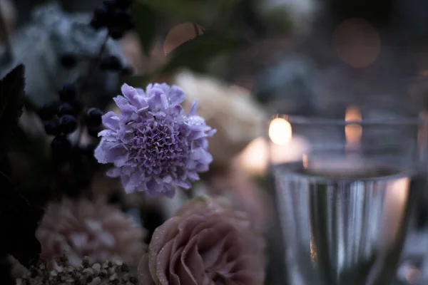 Masadaki Vazoda Güzel Bir Buket Çiçek — Stok fotoğraf