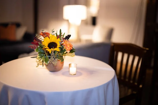 部屋の中の美しい花束 — ストック写真
