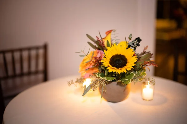Όμορφη Γαμήλια Ανθοδέσμη Από Λουλούδια Στο Τραπέζι — Φωτογραφία Αρχείου