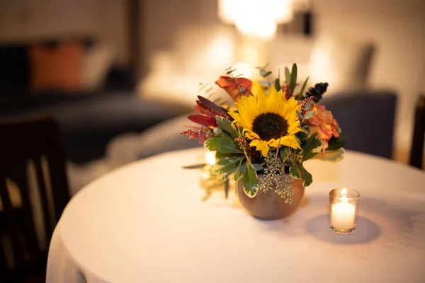 Bouquet Sposa Sul Tavolo — Foto Stock
