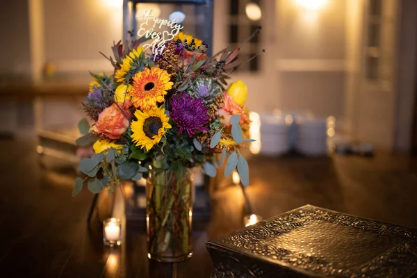 Όμορφη Γαμήλια Ανθοδέσμη Από Λουλούδια Ξύλινο Τραπέζι Στο Εστιατόριο — Φωτογραφία Αρχείου