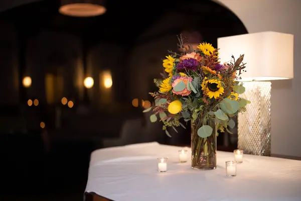 Ρύθμιση Τραπεζιού Για Γάμο Δείπνο Στο Εστιατόριο Κεριά Και Λουλούδια — Φωτογραφία Αρχείου