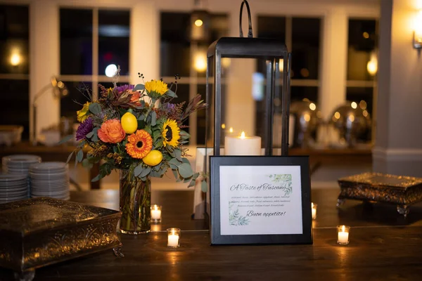 Hochzeitsdekoration Mit Kerzen Und Blumen — Stockfoto