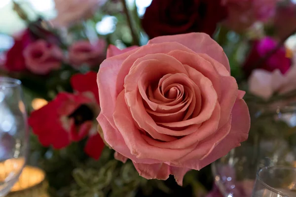 Düğün Masasında Pembe Düğün Çiçekleri — Stok fotoğraf