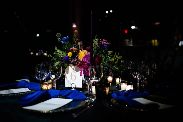 Schöner Hochzeitsstrauß Auf Dem Tisch — Stockfoto
