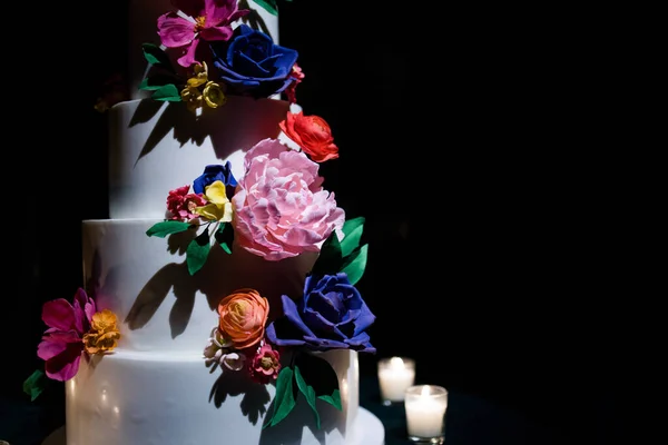 Düğün için çiçek ve süslemeler. 