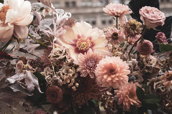 Pembe kasımpatı ve güllerle güzel bir çiçek aranjmanı 