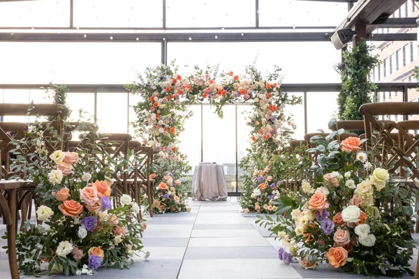 Çiçeklerle süslenmiş düğün kemeri 