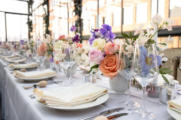 Şenlikli bir parti için güzel bir masa. 