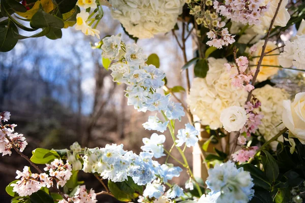 Güzel düğün buketi beyaz ve pembe güller 