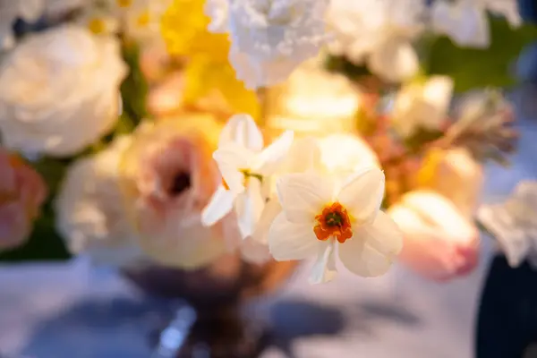 Pencerenin bulanık arka planında beyaz ve turuncu çiçekli güzel bir buket.. 