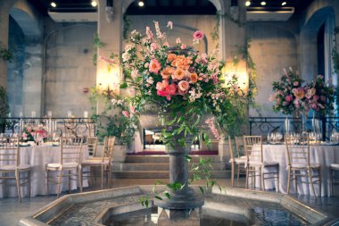 Güzel bir iç mekânda güzel bir düğün süsü. 