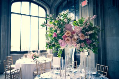 Düğün resepsiyonu için masayı hazırla. 