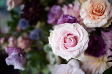 Beyaz arka planda güzel bir buket gül 