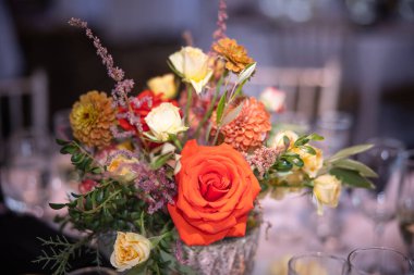 Arka planda bir restoranda güzel bir düğün buketi, yakın manzara. 