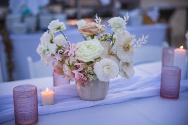 Düğünde bir kafede masanın üzerinde güzel beyaz ve pembe çiçekler. 