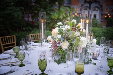 Masada çiçekler olan güzel düğün süsleri. 