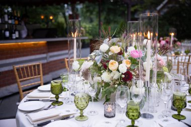 Düğün için hazırlanmış bir masa ya da başka bir akşam yemeği.. 