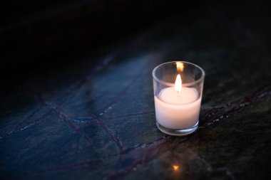 Koyu arkaplanda yanan mum 