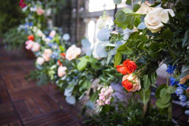 Kemerdeki güzel çiçekler, bahçede düğün töreni. 