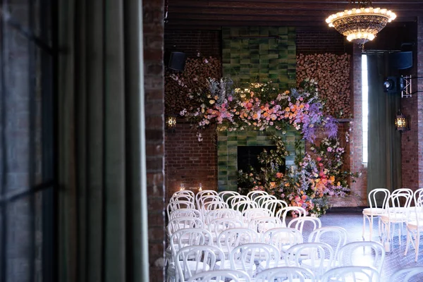 Esküvői Asztal Kávézóban Sok Virággal — Stock Fotó