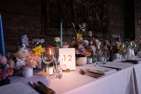 結婚式や夕食時の美しいテーブルセッティングは — ストック写真
