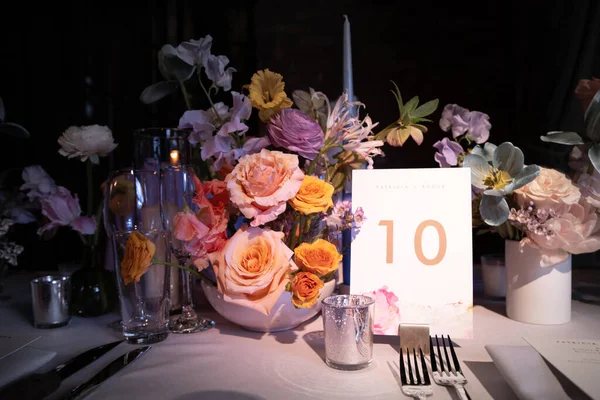 Bir buket çiçekli güzel bir düğün masası fotoğrafı. 