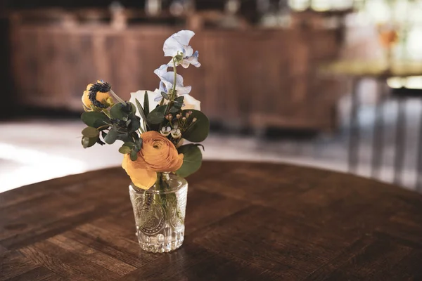 Tahta Bir Masanın Üzerinde Güzel Çiçekler — Stok fotoğraf
