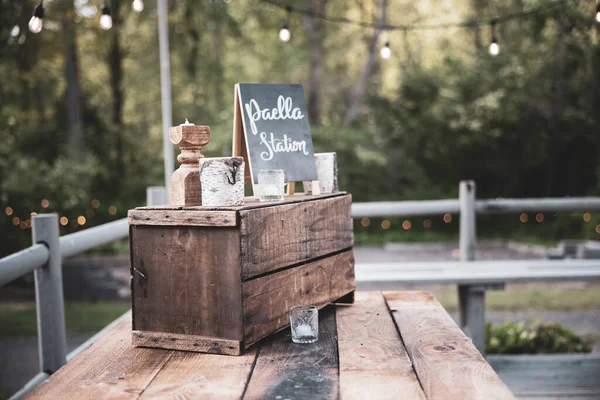 Arkaplanı bulanık, tahta bir masanın dikey görüntüsü. 