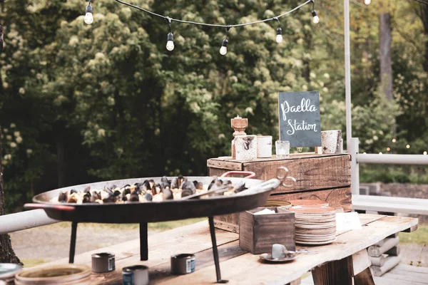 Yanan mumlu bir masa. 