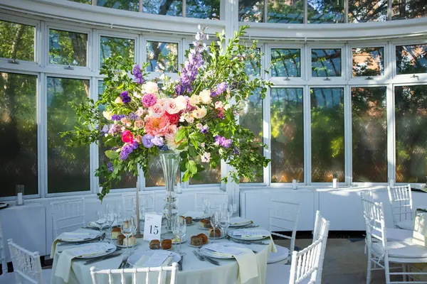 Düğün resepsiyonu dekorasyon çiçekli 