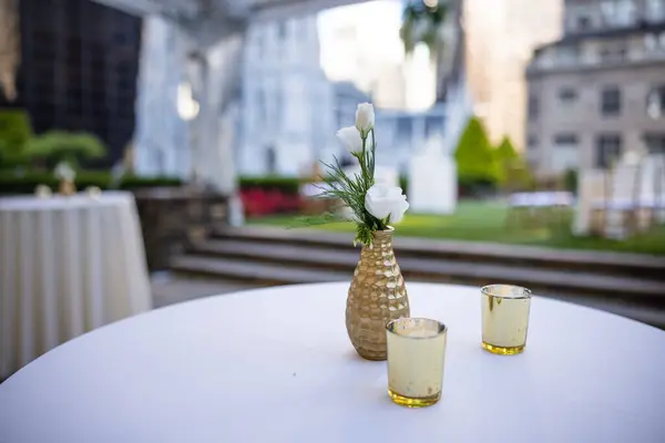 Bir kadeh şampanyayla sofra kuralım. 