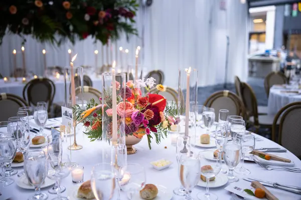 Wedding Table Bouquet Flowers Candles — ストック写真