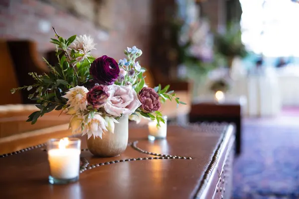 レストランの内部のテーブルの上の花の美しい結婚式の装飾 — ストック写真