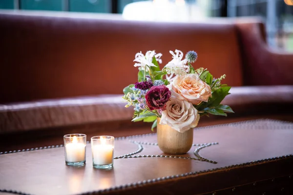 レストランのテーブルの上の花の花束結婚式休日 — ストック写真