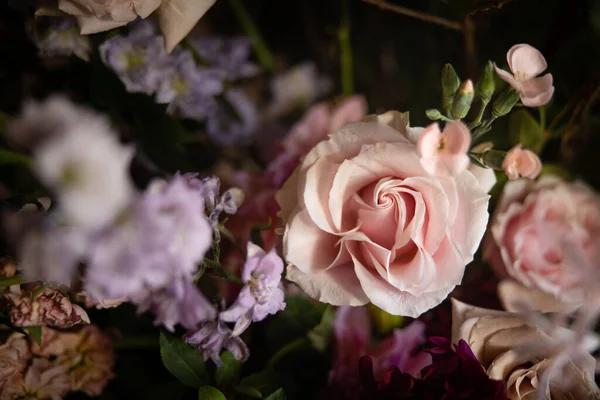 Bir buket pembe gül. 