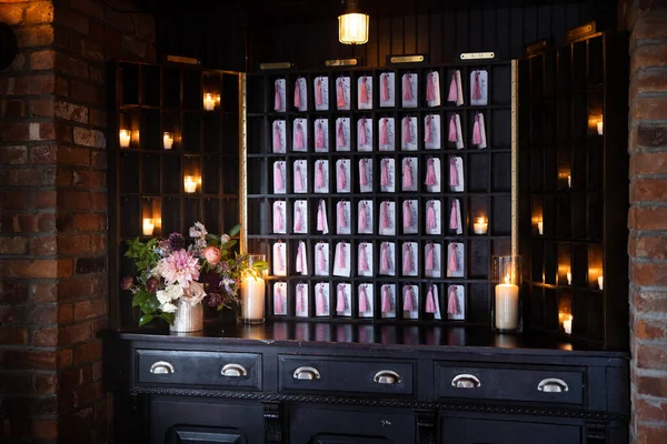 Modern bir otel odasının içinde. 