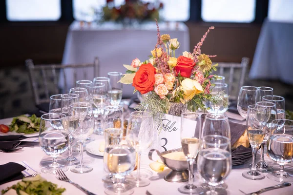 花の花束と結婚式の眼鏡をかけたレストランテーブルの美しい景色 — ストック写真