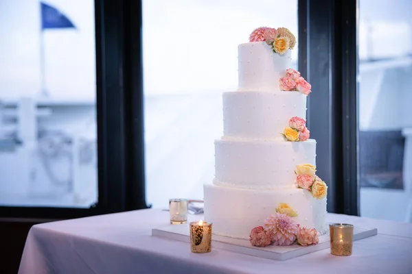 çiçekli güzel beyaz düğün pastası 