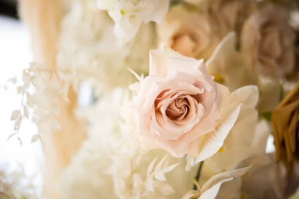 结婚花束 玫瑰和意大利红葡萄酒 — 图库照片
