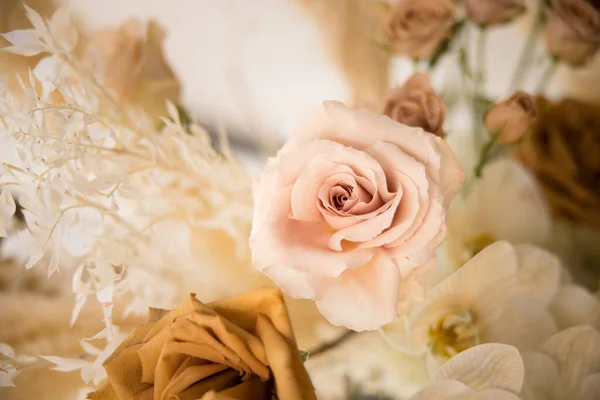 Bir Buket Beyaz Gül Çiçeği — Stok fotoğraf